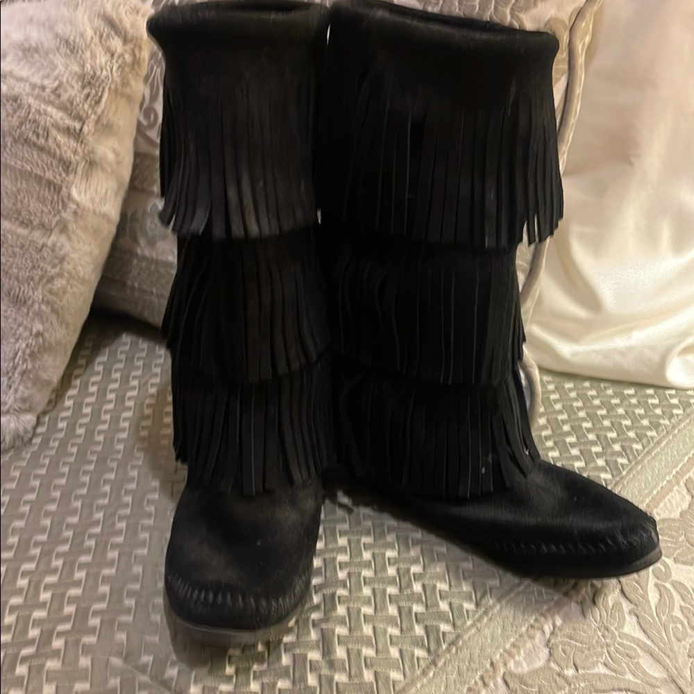 Classic black Minnetonka fringe moccasin! Size 6